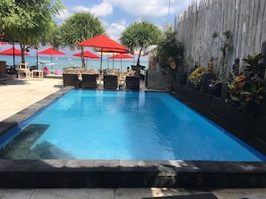 Piscina a l'aire lliure (horari: 07:00-22:00), para-sols i gandules