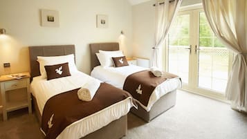 2 bedrooms, iron/ironing board, internet, bed sheets
