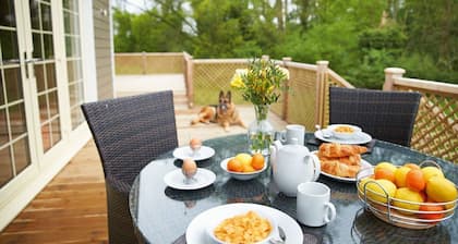 Eine entzückende Lodge mit Whirlpool auf der Wakes Hall Farm ist eine Oase der Ruhe in einem 500 Hektar großen Privatgrundstück