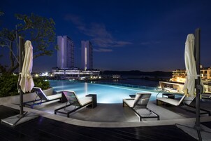 室外游泳池，日光浴躺椅