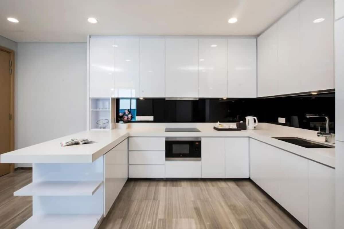 Private kitchen | Full-size fridge, microwave, stovetop, cookware/dishes/utensils