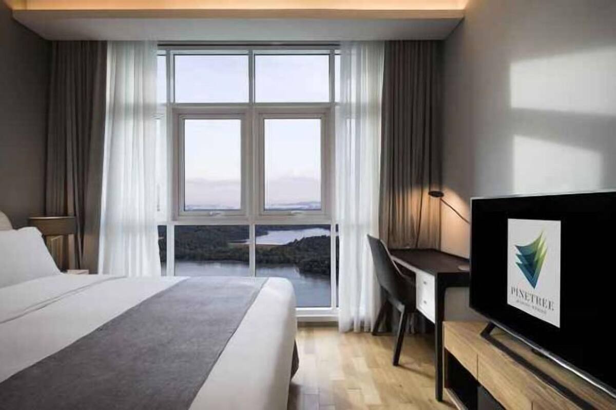 1 多间卧室、客房内保险箱、办公桌、遮光窗帘