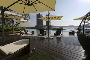 室外游泳池，提供日光浴躺椅
