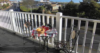 Seabreeze, Seafront Location, location, location!