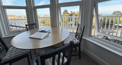 Seabreeze, Seafront Location, location, location!