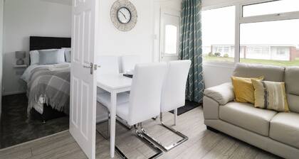 Modern Superior Chalet 5 min stroll Scratby Beach - handy for the Broads