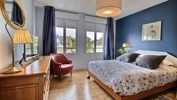 3 slaapkamers, een strijkplank/strijkijzer, internet, beddengoed