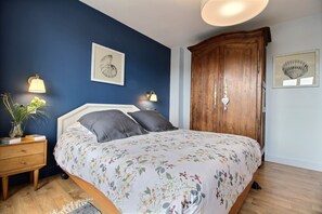 3 bedrooms, iron/ironing board, internet, bed sheets