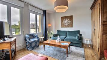 Televisie, een dvd-speler, een tafeltennistafel en boeken