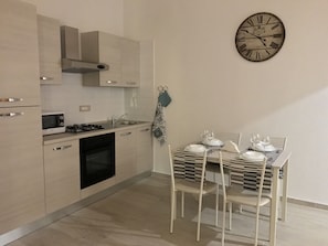 Une cuisine moderne avec un coin repas.