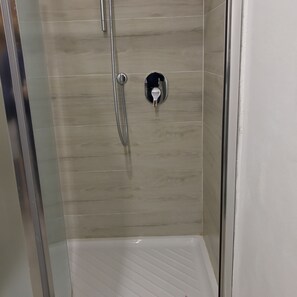 Dusche, kostenlose Toilettenartikel, Haartrockner, Handtücher