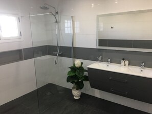 Douche, sèche-cheveux, serviettes fournies, savon