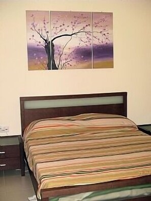 2 bedrooms, iron/ironing board, internet, bed sheets