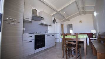 Kühlschrank, Ofen, Herdplatte, Wasserkocher mit Kaffee-/Teezubehör