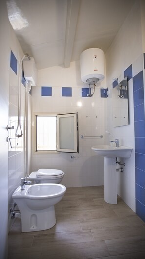 Dusche, Haartrockner, Bidet, Handtücher