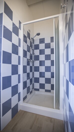 Dusche, Haartrockner, Bidet, Handtücher