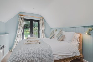 5 bedrooms, iron/ironing board, free WiFi, bed sheets