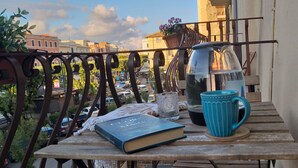 A balcony with a table holding a book, a mug, and a kettle. - Lori's Home near Rome. SPECIAL DISCOUNTS FOR YOU FOR AUTUMN AND WINTER. (Nettuno)