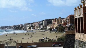 A coastal cityscape with a beach, buildings, and a stone wall. - Lori's Home near Rome. SPECIAL DISCOUNTS FOR YOU FOR AUTUMN AND WINTER. (Nettuno)
