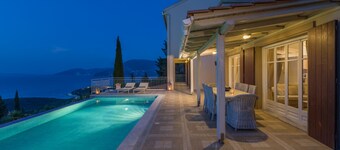 Luxury Villa with Heated Infinity Pool, Spectacular Sea Views, Great Location