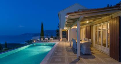 Luxuriöse Ferienvilla mit privatem Swimmingpool, Spektakulärer Meerblick,10 Gehminuten nach Fiscardo