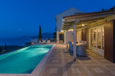 Luxury Villa with Heated Infinity Pool, Spectacular Sea Views, Great Location