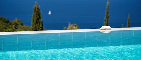 Piscine extérieure, piscine à débordement