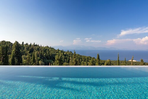 Luxury Villa with Heated Infinity Pool, Spectacular Sea Views, Great Location