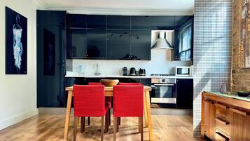 Kjøleskap, mikrobølgeovn, ovn og kokeplater