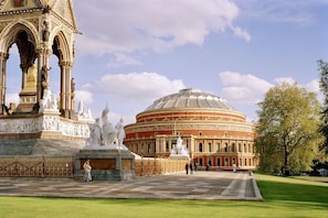 A grand architectural structure with a dome and statues, surrounded by a well-maintained lawn and a decorative fence. - * Stunning flat in South Kensington * (London)