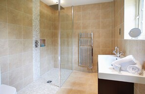 Badekar, hårtørrer, håndklæder