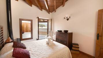 3 bedrooms, iron/ironing board, internet, bed sheets