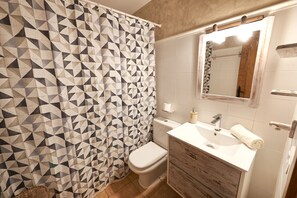 Baignoire, sĂšche-cheveux, serviettes fournies