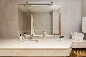 Combined shower/bathtub, hair dryer, bidet, towels