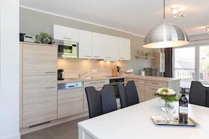 Kühlschrank, Mikrowelle, Ofen, Geschirrspüler