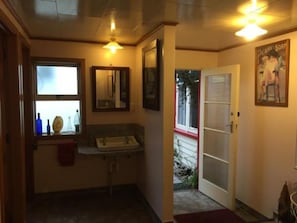Shower, towels - Kokatahi Valley Country Inn (Kokatahi)