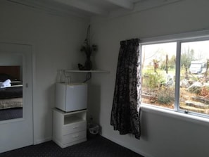 Quarto casal luxo, 1 cama Queen, banheiro privativo | Comodidades do quarto