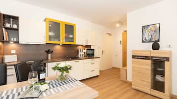 Kühlschrank, Mikrowelle, Ofen, Geschirrspüler