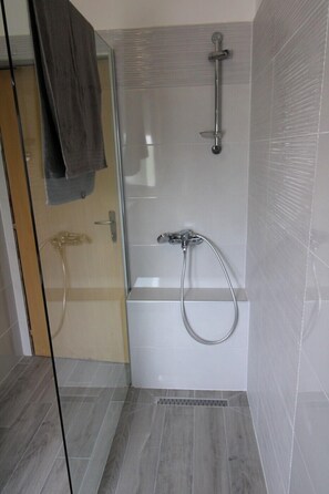 Bathtub, jetted tub, hair dryer, towels