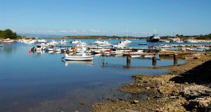 Spacious 4-Bedroom Oasis for 8, No Pets, 3 Parking Spaces