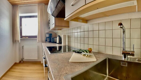 Réfrigérateur, four à micro-ondes, un four, surface de cuisson