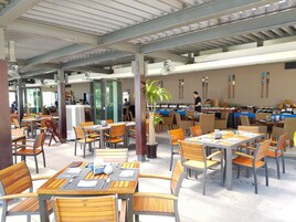 供應早餐、午餐及晚餐