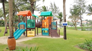 Zona de juegos infantil al aire libre