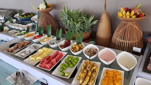 Ein reichhaltiges Buffet mit Obst, Gemüse und Speisen.