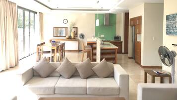 Villa familiar, 4 habitaciones, vistas al jardín | Sala de estar | Una Smart TV