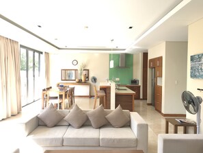 Villa Familiale, 4 chambres, vue jardin | Salle de séjour