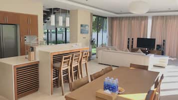 Villa familiar, 4 habitaciones, vistas al jardín | Servicio de comidas en la habitación