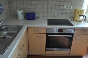 Fridge, oven, stovetop - Ferienwohnung 1-4 Personen (Marktschellenberg)