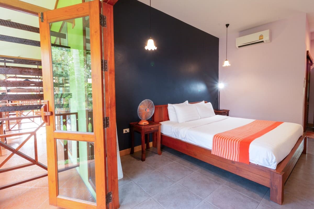 Cortinas blackout, wifi gratis y ropa de cama