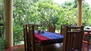 Petit déjeuner composé de spécialités régionales (150 THB par personne)